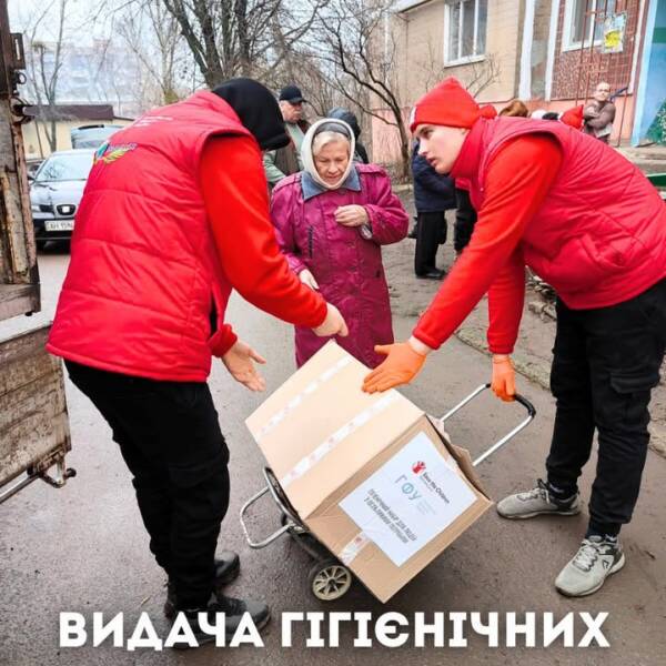 Видача гігієнічних наборів для людей з особливими потребами у прифронтових громадах Донеччини. У прифронтових…